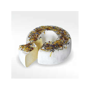 Dorfkäse mit Wiesenblumen